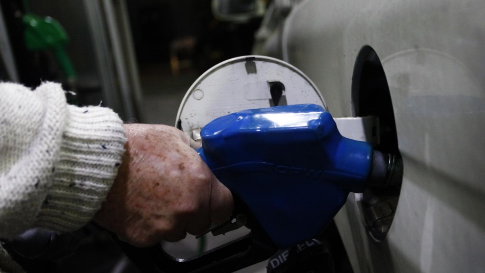 Proponen congelar impuesto específico de la bencina: El precio disminuiría hasta un 20% Proponen congelar impuesto específico de la bencina: El precio disminuiría hasta un 20%