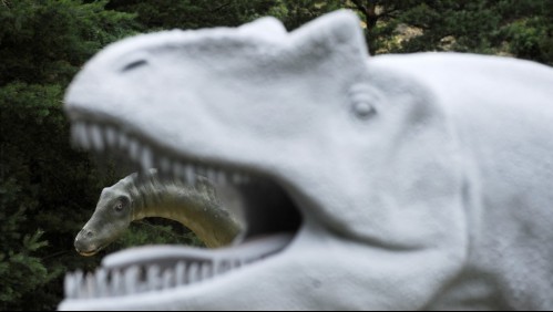 Las tesis sobre la muerte de un hombre atrapado dentro de una estatua de dinosaurio en España