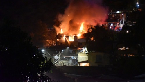 Incendio afecta a viviendas ubicadas en el cerro San Cristóbal