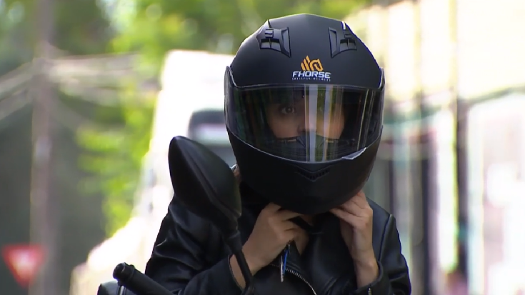 Camila Hirane en moto durante 