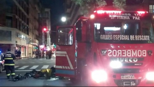 Futbolista con Covid-19 trata de escapar de incendio y queda colgado de la ventana de un piso 11