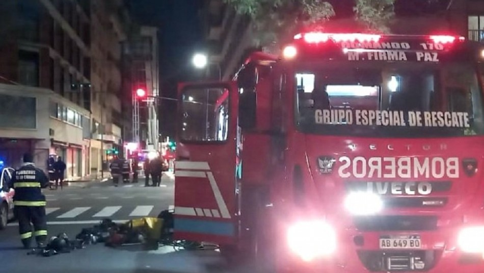 Futbolista con Covid-19 trata de escapar de incendio y queda colgado de la ventana de un piso 11 Futbolista con Covid-19 trata de escapar de incendio y queda colgado de la ventana de un piso 11