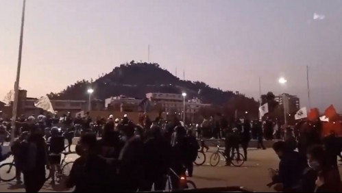 Incidentes en Plaza Italia: Carabineros dispersa a manifestantes y Metro cierra estaciones