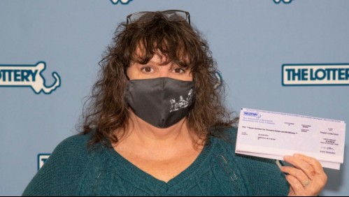 Mujer recupera boleto de lotería que había botado sin saber que había ganado 1 millón de dólares