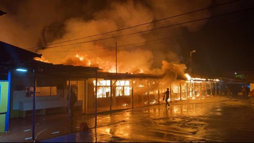 Incendio afectó a fábrica de muebles en La Pintana: fuego destruyó un colegio aledaño