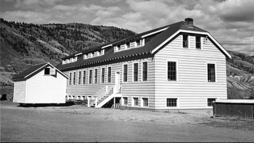 Encuentran restos de 215 niños en el sitio de un antiguo internado en Canadá