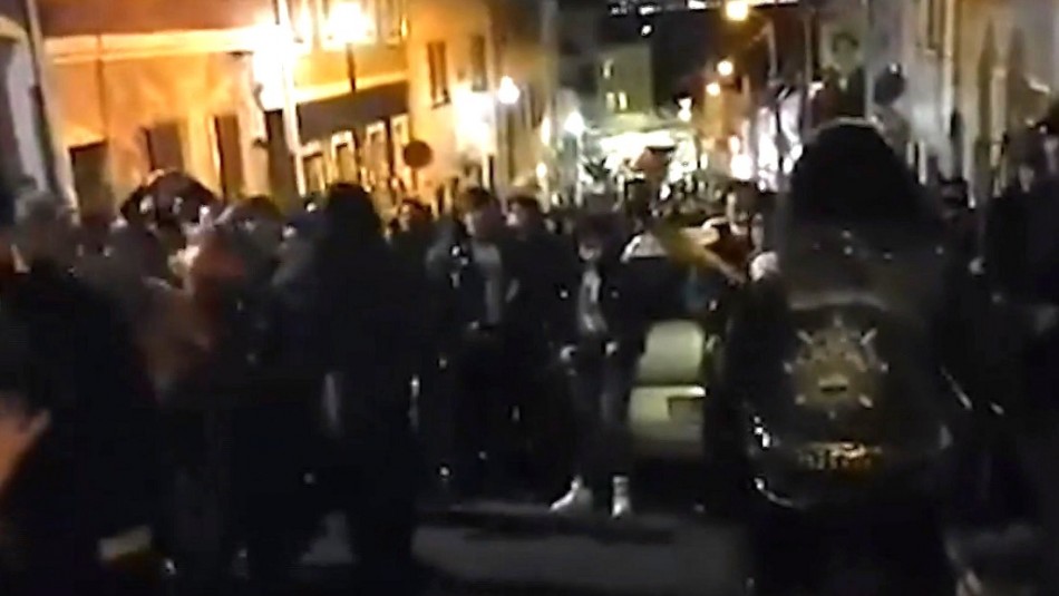 masiva-fiesta-en-cerro-de-valparaiso