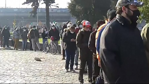 Largas filas en vacunatorio del Parque O'Higgins: Llaman a no seguir dirigiéndose al recinto