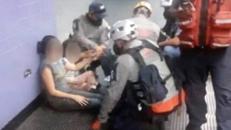 Una madre se resbala y cae en los rieles del metro con su hija de 9 años: operador paró el tren Una madre se resbala y cae en los rieles del metro con su hija de 9 años: operador paró el tren