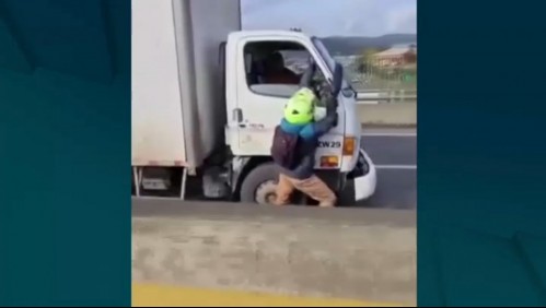 Motorista se cuelga de la puerta de un camión andando tras discusión por choque