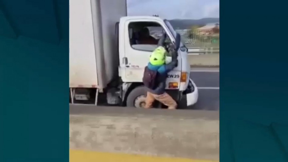 motorista-camion Motorista se cuelga de la puerta de un camión andando tras discusión por choque
