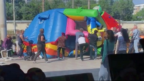 Castillo inflable vuela por los aires y dos niñas luchan por su vida tras caer desde 7 metros