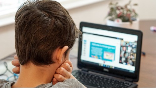 Profesora capta algo extraño por Zoom, va a casa de su alumno y evita femicidio