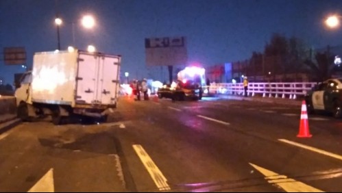 Conductor fallece tras chocar con camión estacionado en plena autopista Vespucio Norte