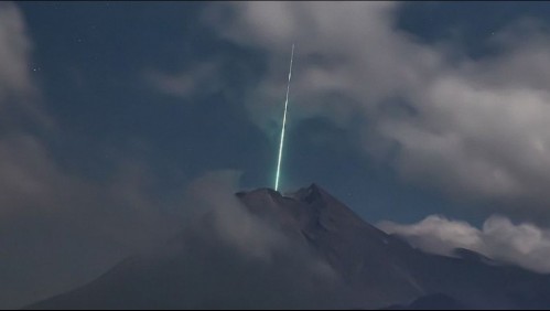 Se viraliza foto y video del momento en el que un meteorito cae sobre un volcán