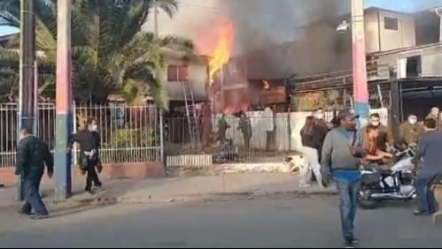 Incendio en La Florida: Fuego consume primer y segundo piso de vivienda y se podría propagar