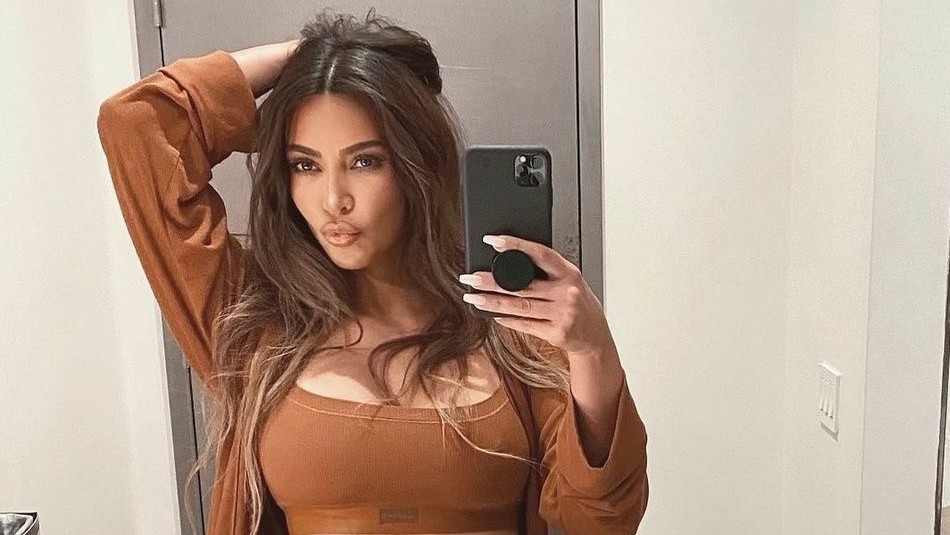 Kim Kardashian celebra en traje de baño los 225 millones de seguidores en Instagram Kim Kardashian celebra en traje de baño los 225 millones de seguidores en Instagram