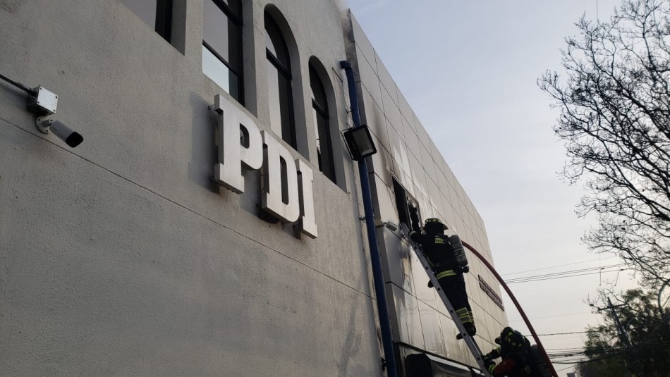 Incendio afecta a locales contiguos a cuartel de la PDI en Talca Incendio afecta a locales contiguos a cuartel de la PDI en Talca