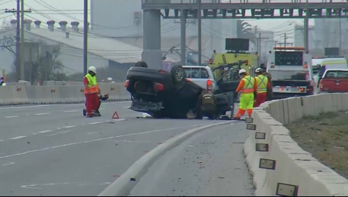 Un fallecido deja colisión múltiple entre dos camiones y un automóvil en San Bernardo