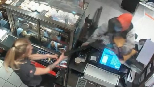 Empleada de estación de gasolina se enfrenta a ladrón con rifle y el video se viraliza