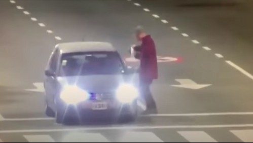 Policía discute con un hombre que limpia vidrios y lo balea en la pierna en plena calle