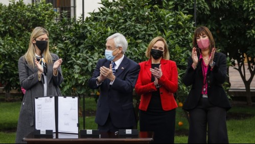 Piñera promulga postnatal de emergencia: 'Es una ayuda a la maternidad y a la familia'