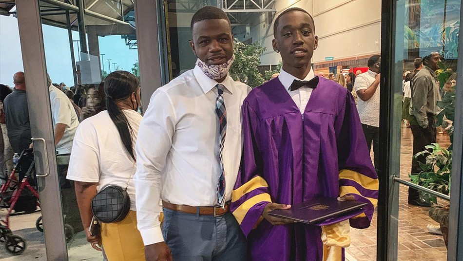 Profesor le da sus zapatos a un alumno para que le permitan graduarse: Profesor le da sus zapatos a un alumno para que le permitan graduarse: