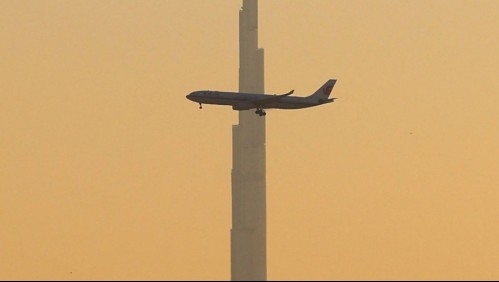 Pasajero intenta forzar cabina de avión para detenerlo: Debieron aterrizar de emergencia