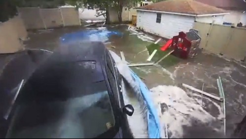 Camioneta choca contra el muro de una vivienda y destruye una piscina