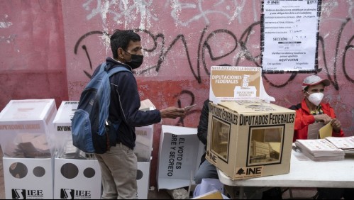 Arrojan dos cabezas y restos humanos en locales de votación en México