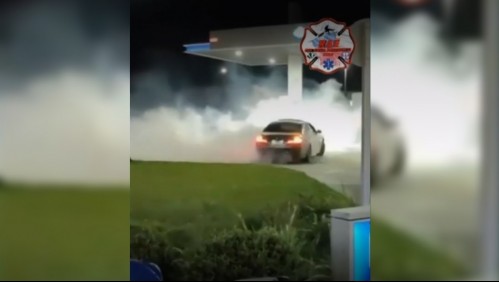 Auto realiza 'trompos' en bencinera en protesta por el alza de precios de los combustibles