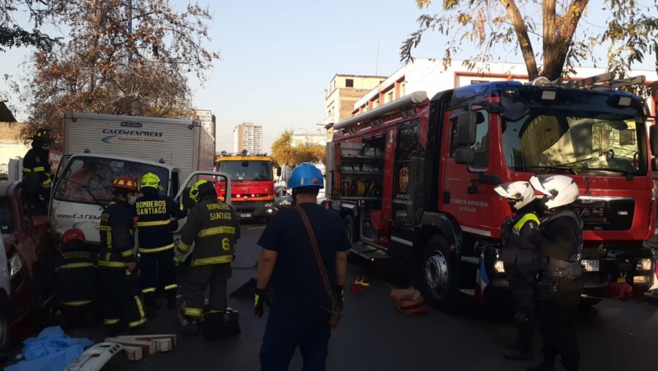 Camión pierde el control y choca a cinco autos en 10 de Julio: Rescatan a persona atrapada Camión pierde el control y choca a cinco autos en 10 de Julio: Rescatan a persona atrapada