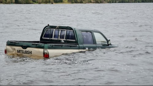 Hallan dos cuerpos sin vida al interior de una camioneta sumergida en lago de Chiloé