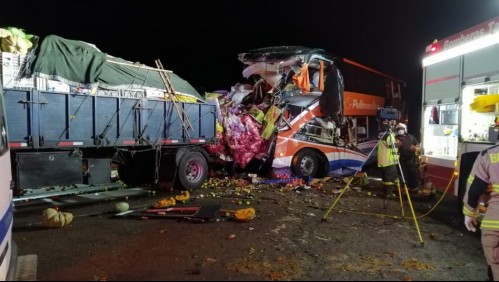 Confirman sexta muerte tras choque entre bus interurbano y camión de verduras en Chañaral