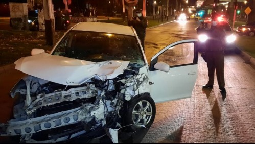 Dos funcionarios de salud están gravemente heridos luego de colisión con vehículo en Maipú