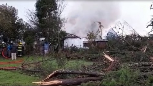 Tromba marina arrasa con árboles y provoca incendio en vivienda de Toltén