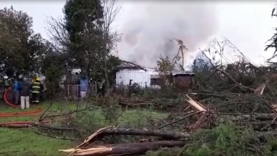 Tromba marina arrasa con árboles y provoca incendio en vivienda de Toltén Tromba marina arrasa con árboles y provoca incendio en vivienda de Toltén