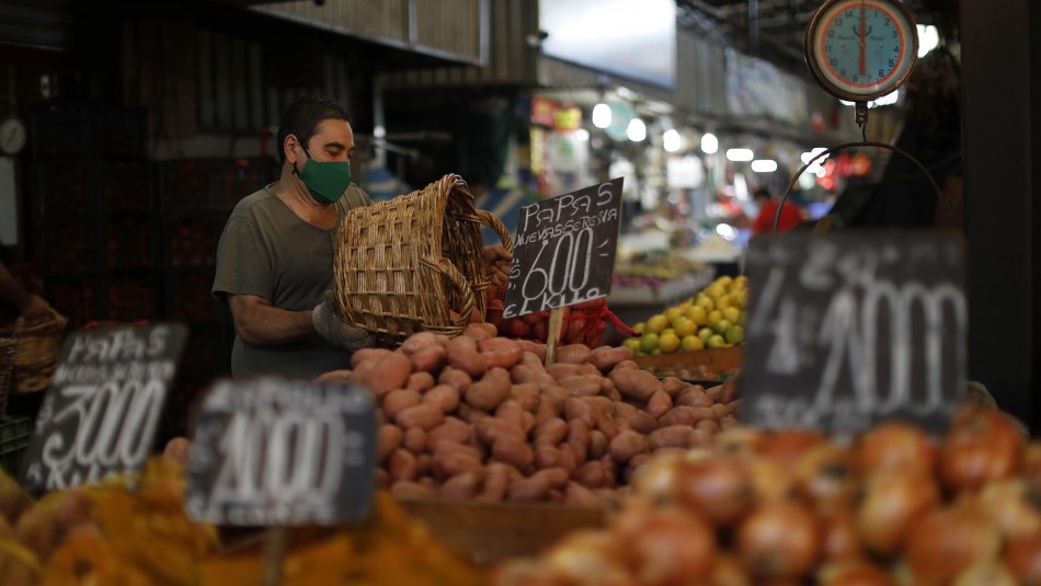 Consumidores se quejan por altos precios de alimentos en Chile.