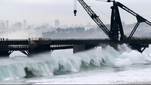 Videos registran fuertes marejadas en borde costero: puertos inundados y muelles destruidos