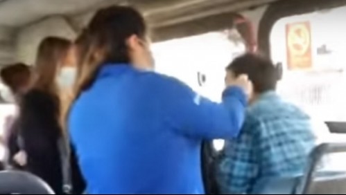 Pasajeros rocían con alcohol gel a joven que se negó a usar mascarilla en un bus de Viña de Mar
