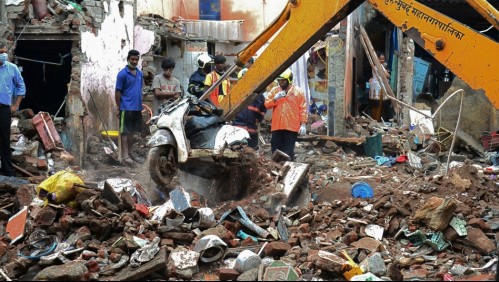 Al menos 11 muertos por derrumbe de edificio en India: 8 niños entre las víctimas fatales