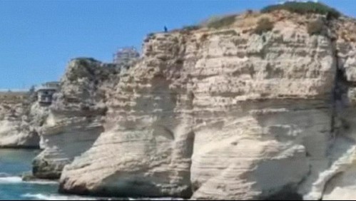 Salta desde un acantilado de 37 metros, choca con un bote y muere al instante