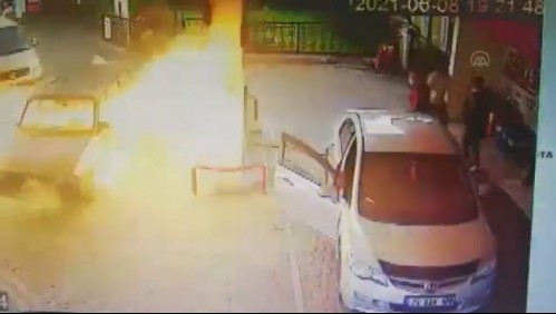 En video: Vehículo explota en estación de servicio con el conductor adentro