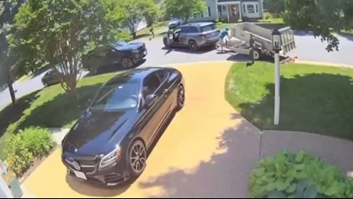 Padre paga última pensión alimenticia con 80 mil monedas intentando humillar a su exesposa