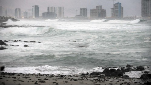 Buscan a hombre arrastrado por marejadas mientras pescaba en Iquique
