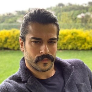 Así es la esposa del protagonista de la novela Así es la esposa del protagonista de la novela