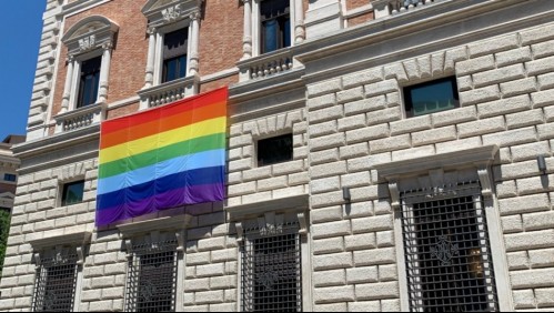 Embajada de Estados Unidos en el Vaticano despliega la bandera LGBTQI+