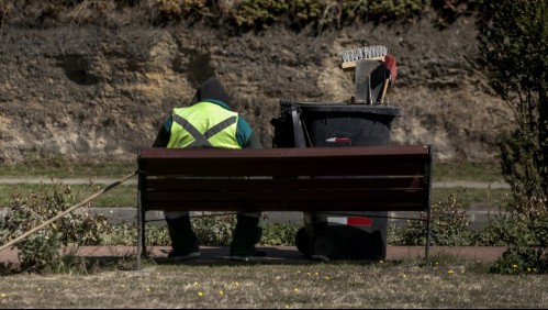 De fiestas clandestinas a mantener plazas: Multan con trabajo comunitario a jóvenes en Argentina