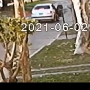 Intentan secuestrar a una mujer: ella se lanza del vehículo en marcha y la arrollan Intentan secuestrar a una mujer: ella se lanza del vehículo en marcha y la arrollan
