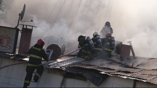 Incendio en las inmediaciones del Hospital Barros Luco: Emergencia se encuentra controlada